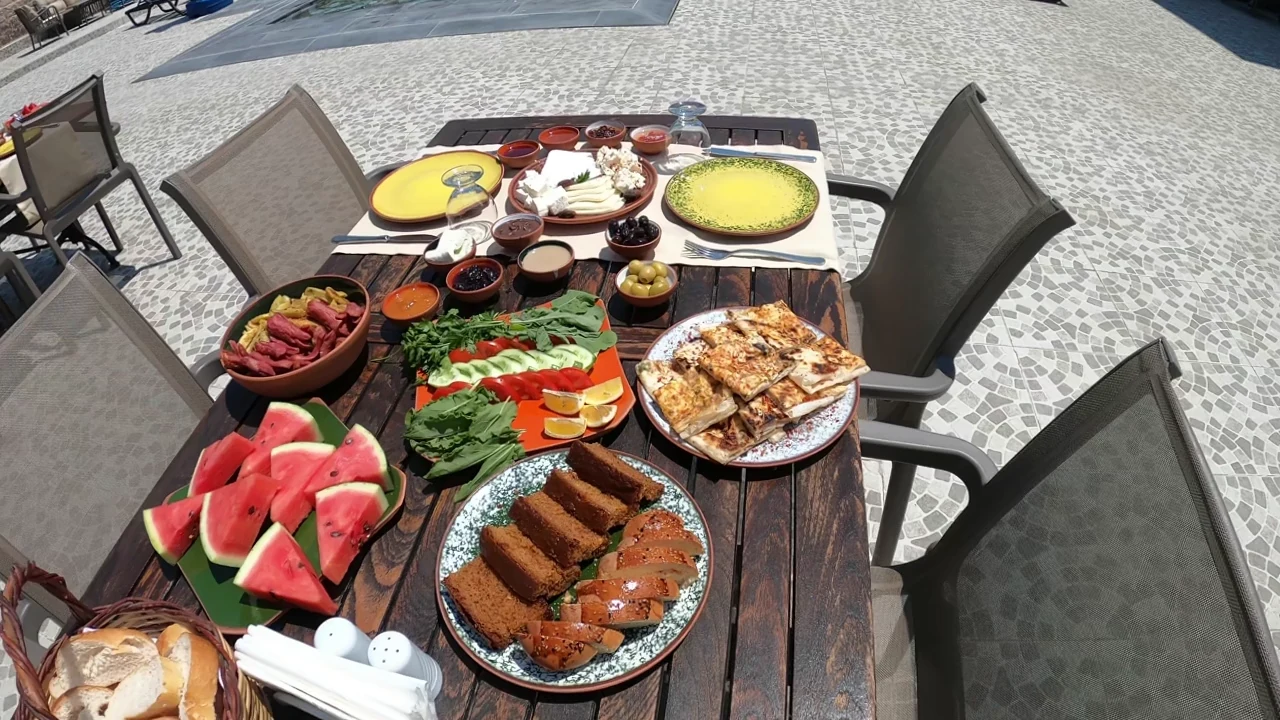 Dilek Kaya Hotel avlusunda hazırlanmış kahvaltı sofrası